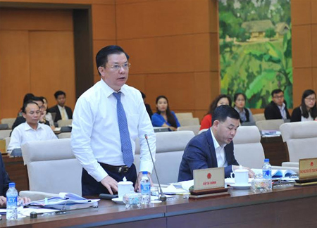 Bộ trưởng Bộ Tài chính Đinh Tiến Dũng phát biểu tại phiên họp.